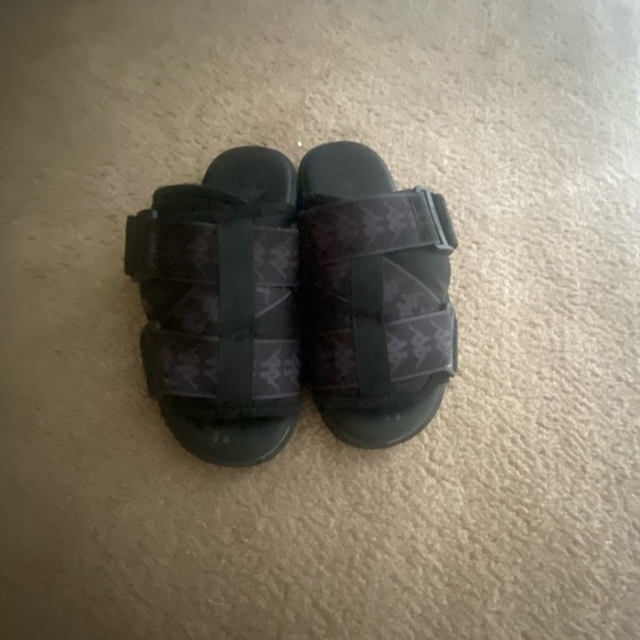 i'm selling black and grey kappa sildes they are not in bad condition - Picture 3 of 4